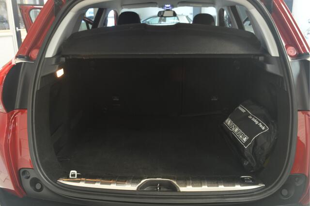 Peugeot 2008 1.2 PureTech Allure / AUTOMAAT // 105.000 km // CLIMA // CRUISE // TREKHAAK // DEALER ONDERHOUDEN // ** ZATERDAG 27-12 BELLEN VOOR BEZICHTIGEN **