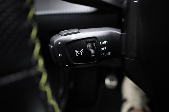 Peugeot 2008 1.2 PureTech GT Pack 131PK!! ALCANTARA/LEER CAMERA STOELVERWARMING CARPLAY DUO-TONE DAB 2xKEYLESS 2xPDC CRUISE 18"LMV
