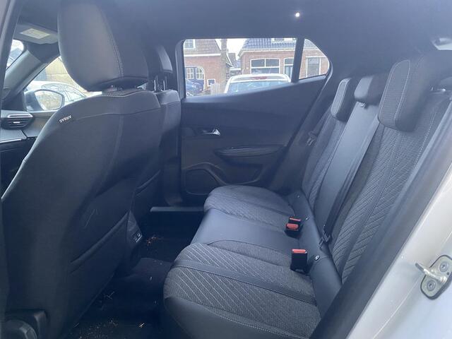 Peugeot 2008 1.2 Hybrid 145 Allure | Navigatie | Camera | Climate & Cruise Control | AppleCarplay/Android Auto |