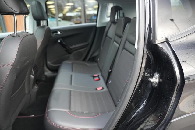 Peugeot 2008 1.2 PureTech GT-line Black on black Panoramadak Lederen bekleding