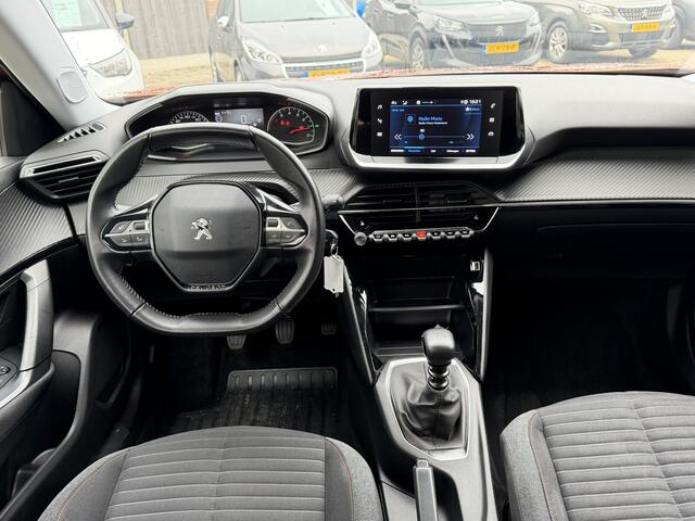 Peugeot 2008 100 Pk. Benzine Active Kenteken JXJ-50-N. * Airco * Cruise Control * Stoelverwarming * Navigatie & Spotify via Apple Carplay / Android Auto * Vingerhoets; Vierde Generatie Eersteklas Service. Al meer dan 100 jaar een begrip in de Brabantse Kempen.