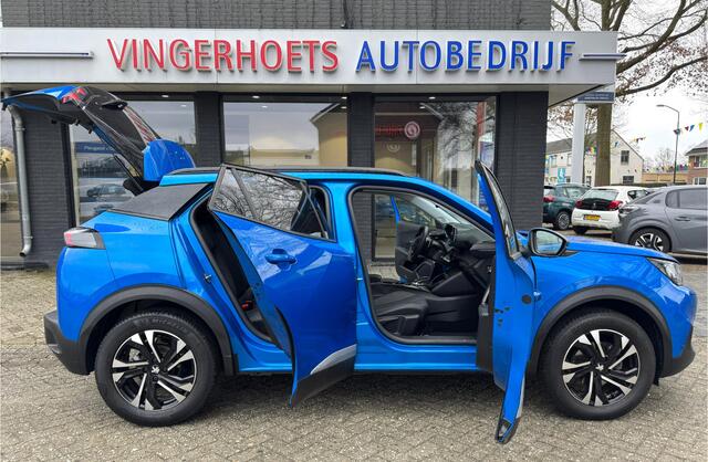 Peugeot 2008 130 Pk. Benzine * AUTOMAAT * Allure L.M. Velgen * Keyless Start Button * Climate & Cruise Control * 1/2 Lederen Interieur * Parkeersensoren * Vingerhoets; Vierde Generatie Eersteklas Service. Al meer dan 100 jaar een begrip in de Brabantse Kempen.