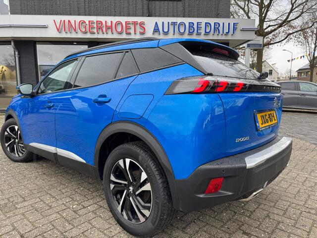Peugeot 2008 130 Pk. Benzine * AUTOMAAT * Allure L.M. Velgen * Keyless Start Button * Climate & Cruise Control * 1/2 Lederen Interieur * Parkeersensoren * Vingerhoets; Vierde Generatie Eersteklas Service. Al meer dan 100 jaar een begrip in de Brabantse Kempen.