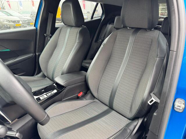 Peugeot 2008 130 Pk. Benzine * AUTOMAAT * Allure L.M. Velgen * Keyless Start Button * Climate & Cruise Control * 1/2 Lederen Interieur * Parkeersensoren * Vingerhoets; Vierde Generatie Eersteklas Service. Al meer dan 100 jaar een begrip in de Brabantse Kempen.