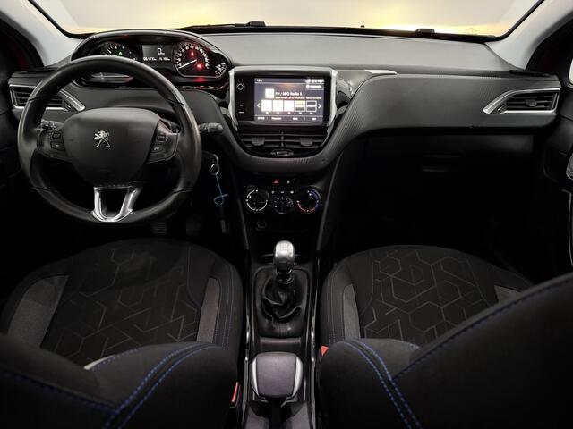 Peugeot 2008 1.2 PureTech Signature Airco, Parkeersensoren, Navi, Apple carplay, Bluetooth, 6 Versnelling, Trekhaak