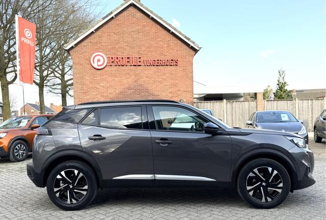 Peugeot 2008 130 Pk * AUTOMAAT * Allure * 3D Instrumentenpaneel * 1/2 Lederen Interieur * Achteruitrij Parkeer Camera * Climate & Cruise Control * Dubbel verchroomde Uitlaat * G-Force Meter * Navigatie & Spotify via Apple Carplay / Vingerhoets; Vierde Generatie Eers