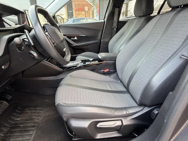 Peugeot 2008 130 Pk * AUTOMAAT * Allure * 3D Instrumentenpaneel * 1/2 Lederen Interieur * Achteruitrij Parkeer Camera * Climate & Cruise Control * Dubbel verchroomde Uitlaat * G-Force Meter * Navigatie & Spotify via Apple Carplay / Vingerhoets; Vierde Generatie Eers