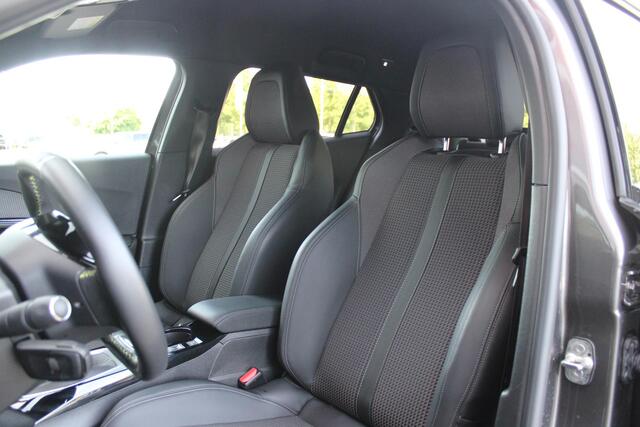 Peugeot 2008 1.2 130PK GT | NAVIGATIE 10" TOUCHSCREEN | APPLE CARPLAY/ANDROID AUTO | ADAPTIVE CRUISE CONTROL | FULL LED KOPLAMPEN | ACHTERUITRIJ CAMERA | 3-D COCKPIT | KEYLESS ENTRY/START | STOEL VERWARMING | DODEHOEK BEWAKING | ALL SEASON BANDEN |