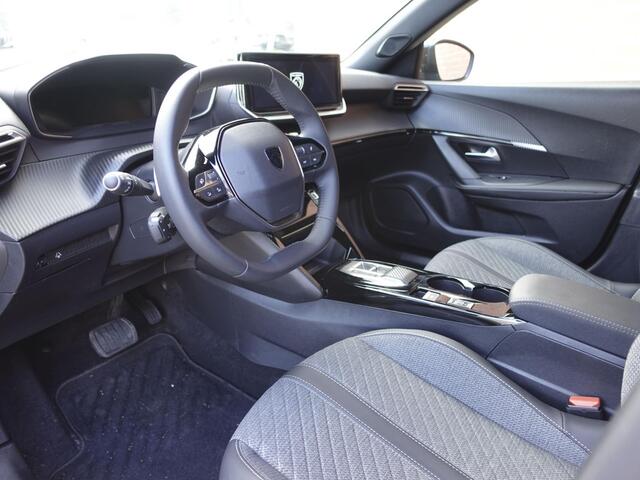 Peugeot 2008 1.2 PureTech 130pk Automaat Allure | DEMO ! | Navigatie | Apple Carplay/Android Auto | 360 camera | Parkeersensoren | Blind Spot Assist | Adaptive Cruise Control | Stoelverwarming | Getinte ramen | Climate Control