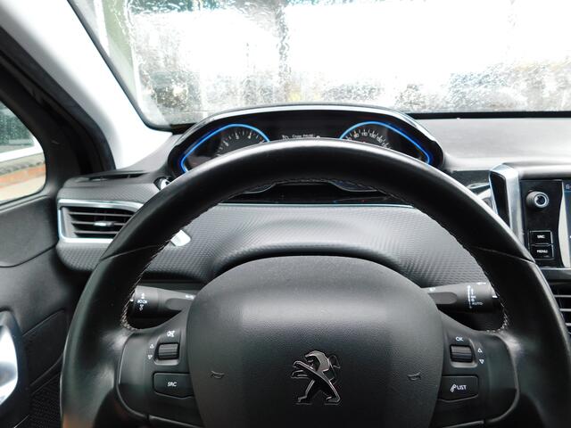 Peugeot 2008 1.2 110PK ALLURE!! All-in Prijs! Trekhaak! Pano!