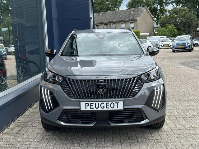 Peugeot 2008 1.2 Hybrid 145 PK Allure | ¤ 9500 DEMO VOORDEEL | Netto Deal Auto | Automaat | 2025 Auto | Navigatie via Telefoon | Adaptieve Cruise Control | 360 Graden Camera | Parkeersensoren V+A | Hoge Zitpositie | Hybride Elektrisch rijden met Automaat | Climate Con