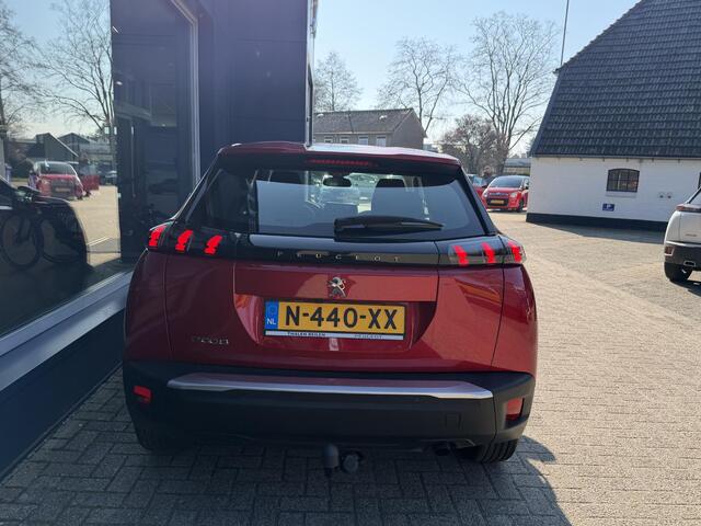 Peugeot 2008 1.2 Turbo 100 PK Active Pack | Trekhaak 1200 KG | LED Verlichting | Navigatie via Telefoon | Camera | Parkeersensoren | Climate Control | Cruise Control | Lichtmetalen velgen |