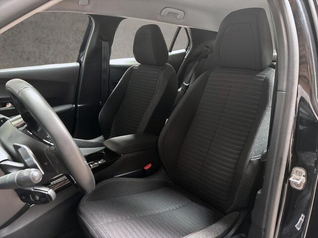 Peugeot 2008 1.2 PureTech Sport 131Pk Automaat (APPLE CARPLAY, GROOT NAVI, LM VELGEN, PARKEERSENSOREN, SPORTSTOELEN, LANE ASSIST, CRUISE, NIEUWSTAAT)