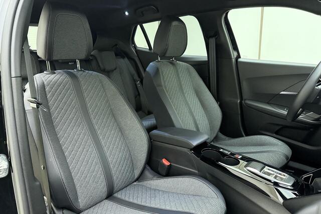 Peugeot 2008 1.2 Hybrid 145 Allure | Climate & Cruise Control | Parkeersensoren voor + achter | AppleCarplay/Android Auto |