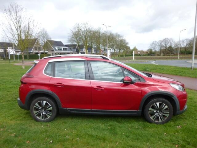 Peugeot 2008 1.2 PURETECH ALLURE / Pano dak/ Aplle Carplay/