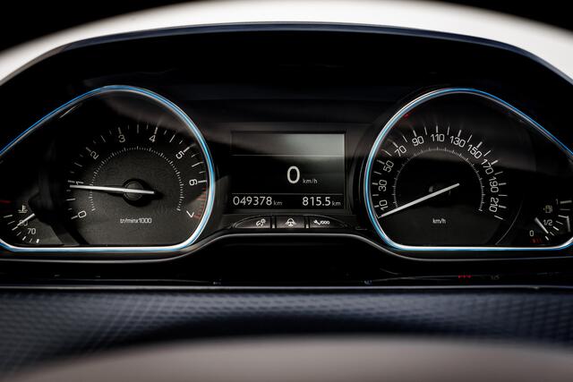 Peugeot 2008 1.2 110 PureTech Allure | 1 e eigen | Clima | Hoge Zit | Pano Dak | | Pdc | Cruise | 16 Inch Lmv | Dab Audio / Navigatie | Camera |