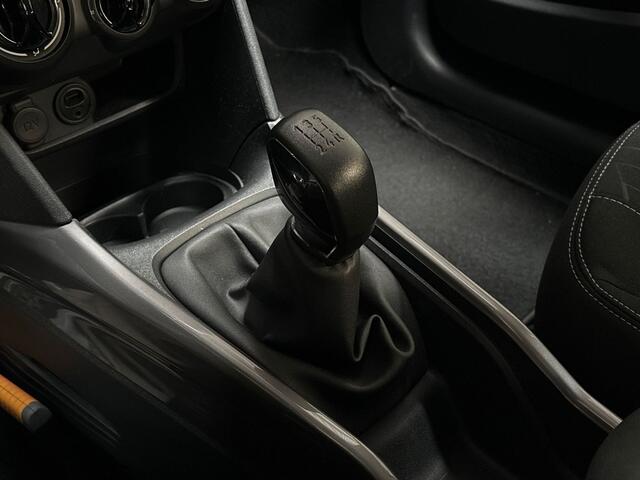 Peugeot 2008 1.2 PureTech Sport (APPLE CARPLAY, NAVIGATIE, CRUISE, PARKEERSENSOREN, SPORTSTOELEN, LM VELGEN, NIEUWE APK, NIEUWSTAAT)