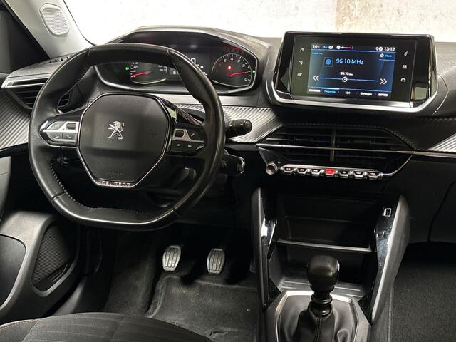 Peugeot 2008 1.2 PureTech Sport (APPLE CARPLAY, NAVIGATIE, LANE ASSIST, SPORTSTOELEN, PARKEERSENSOREN, CRUISE, NIEUWSTAAT)