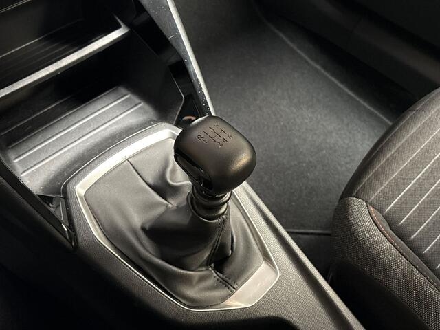 Peugeot 2008 1.2 PureTech Sport (APPLE CARPLAY, NAVIGATIE, LANE ASSIST, TREKHAAK, PARKEERSENSOREN, SPORTSTOELEN, CRUISE, NIEUWE APK, NIEUWSTAAT)