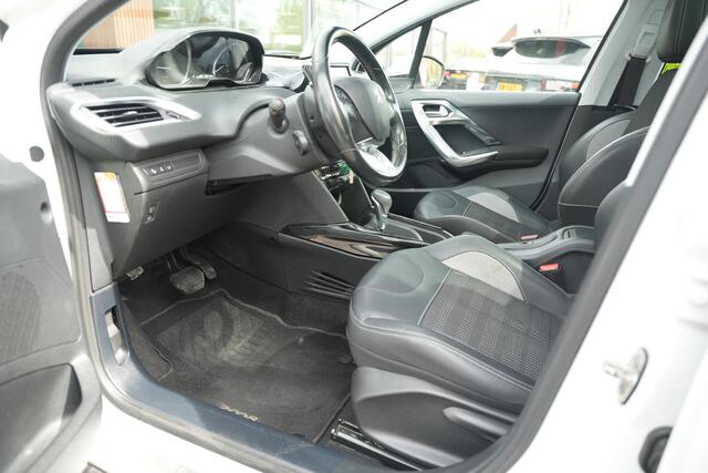 Peugeot 2008 1.2 PureTech Allure Pano Dakrail DAB Trekhaak Airco Stuurwielbed. Camera