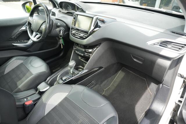 Peugeot 2008 1.2 PureTech Allure Pano Dakrail DAB Trekhaak Airco Stuurwielbed. Camera