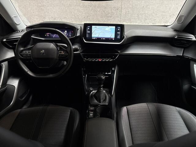 Peugeot 2008 1.2 PureTech Allure Sport (VIRTUAL COCKPIT, APPLE CARPLAY, GROOT NAVI, KEYLESS, 360 CAMERA, STOELVERWARMING, LEDER, SPORTSTOELEN, GETINT GLAS, LM VELGEN, NIEUWSTAAT)