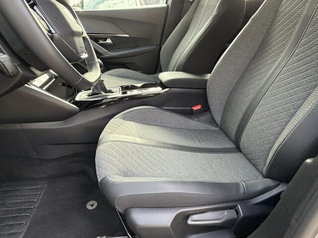 Peugeot 2008 100 Pk Benzine * Hele Luxe Allure * Navigatie * Voor- en Achter Parkeer Camera en Sensoren * L.M. Velgen * Dodehoekbewaking * Keyless Start & Entry * Draadloos Apple Carplay /* Android Auto * Vingerhoets; Vierde Generatie Eersteklas Service. Al meer dan 1