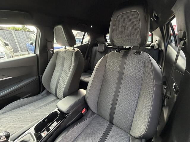 Peugeot 2008 100 Pk Benzine * Hele Luxe Allure * Navigatie * Voor- en Achter Parkeer Camera en Sensoren * L.M. Velgen * Dodehoekbewaking * Keyless Start & Entry * Draadloos Apple Carplay /* Android Auto * Vingerhoets; Vierde Generatie Eersteklas Service. Al meer dan 1