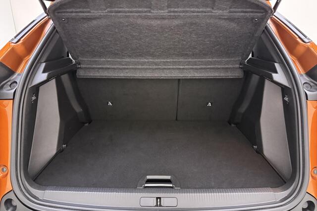Peugeot 2008 1.2T Allure Pack | 130PK | Trekhaak | Stoelverwarming | Parkeercamera Achter | Apple Carplay & Android Auto | Keyless Start | Full LED | 17'' Lichtmetalen velgen | Climate Control
