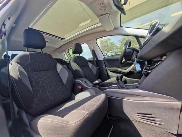 Peugeot 2008 1.2T 110pk Active | Trekhaak | Panorama Dak | Navigatie |Apple Car Play| Climate & Cruise Control |