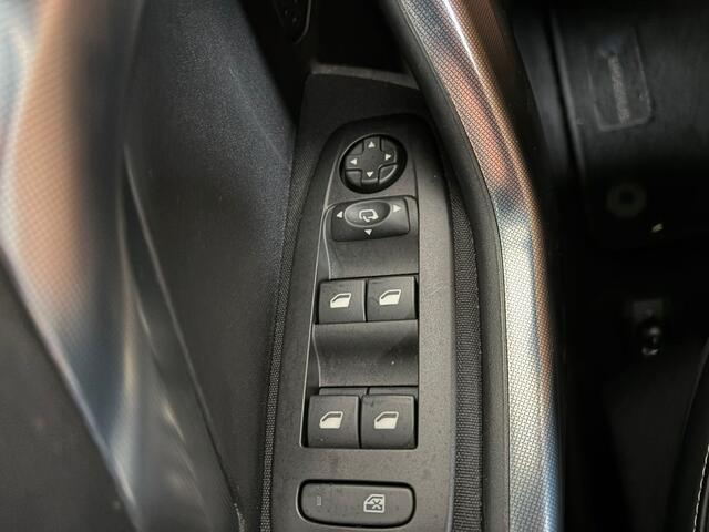 Peugeot 2008 1.2 PureTech Allure. Automaat!