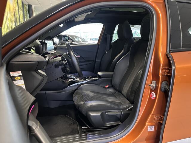 Peugeot 2008 1.2 PureTech GT | 155 PK! | D-Riem Vervangen | Apple Carplay | Android Auto | Panoramadak | Lane Assist | Dodehoeksensor | Adaptieve Cruise Control | Stoelverwarming | Focal Sound | DAB | Sfeerverlichting |