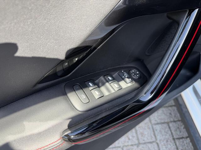 Peugeot 2008 1.2 Turbo 110 PK GT-line | Navigatie | Lage Km stand: 43500 | Panoramadak | 17" Lichtmetalen Velgen | Camera | Parkeersensoren | Half Lederen Bekleding | LED Dagrijverlichting