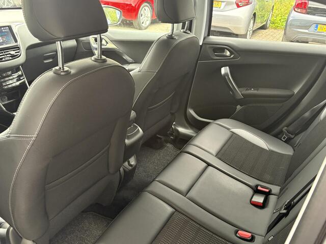 Peugeot 2008 1.2T 130pk Allure | Achteruitrijcamera | Climate Control | Nette staat | Apple Carplay/Android Auto | Privacy Glass | Half lederen bekleding | Navigatie