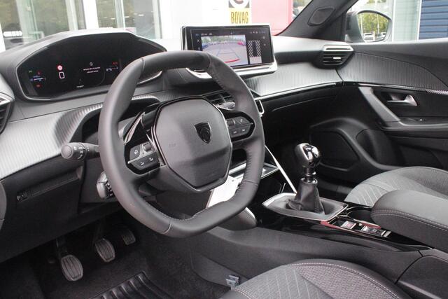 Peugeot 2008 1.2 100PK ALLURE | ACHTERUITRIJ CAMERA | NAVIGATIE | DRAADLOZE APPLE CARPLAY/ANDROID AUTO | PARKEERSENSOREN VOOR + ACHTER | CRUISE CONTROL | DAB+ RADIO | CLIMATE CONTROL | 17" LICHTMETALEN VELGEN | UNIEKE KM STAND! |