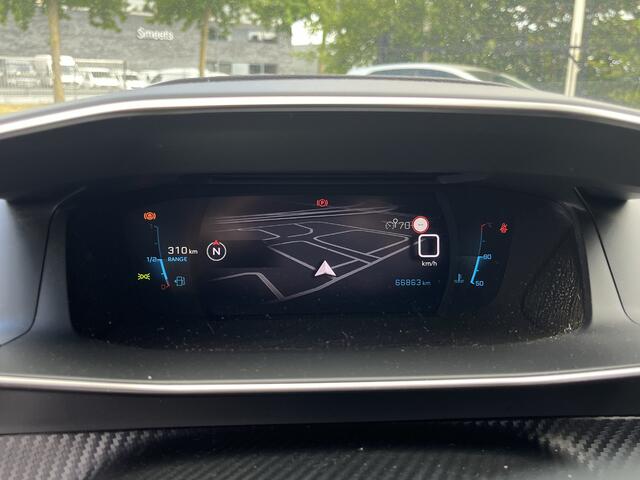 Peugeot 2008 1.2 PureTech Allure // LED // HALF LEDER // 3D COCKPIT // CAMERA+SENSOREN // NAVI+CARPLAY //