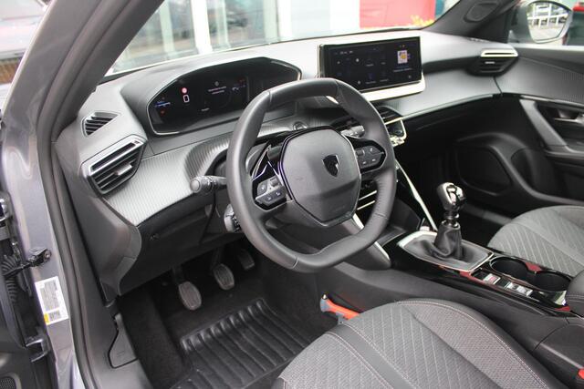 Peugeot 2008 1.2 100PK ALLURE | NAVIGATIE | PARKEERSENSOREN VOOR + ACHTER | KEYLESS ENTRY/START | LICHTMETALEN VELGEN 17" | DRAADLOZE APPLE CARPLAY/ANDROID AUTO | DRAADLOZE TELEFOONLADER | CRUISE CONTROL | DAB + RADIO | LED KOPLAMPEN |