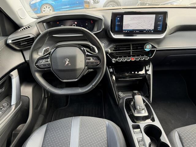 Peugeot 2008 130 Pk Automaat Benzine * Navigatie * Voor en Achter Parkeersensoren + Camera Achterzijde ! * Climate & Cruise Control * Keyless Start * Parfumeur * Vingerhoets; Vierde Generatie Eersteklas Service. Al meer dan 100 jaar een begrip in de Brabantse Kempen