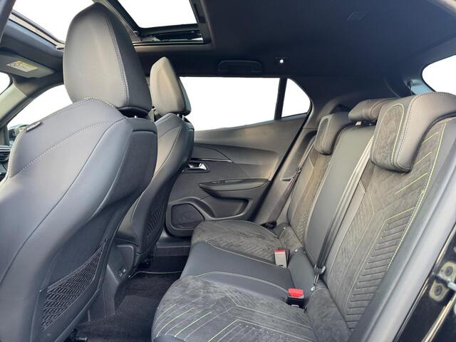 Peugeot 2008 GT Pack 1.2 Turbo 130pk EAT8 | SCHUIF-/KANTELDAK | ALCANTARA PAKKET | STOELVERW. | 360° CAMERA | GRIPCONTROL | ALL-SEASON BANDEN | NAVI | APPLE CARPLAY / ANDROID AUTO | STOELMASSAGE |