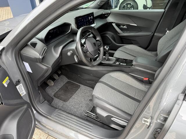 Peugeot 2008 1.2 Turbo 100 PK Allure | Trekhaak 1200 KG | 4 Seizoen banden | Navigatie via Telefoon | 360 Graden Camera | Climate Control | LED Verlichting | 17" Lichtmetalen Velgen | Hoge Zitpositie | Half Lederen Bekleding | Dode hoekbewaking | Adaptive Cruise Contr