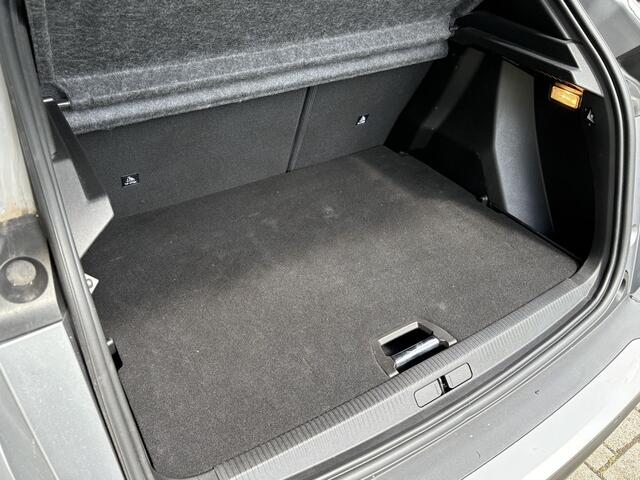 Peugeot 2008 1.2T 100pk Allure | Achteruitrijcamera | Navigatie | Facelift model | Privacy Glass | Lichtmetalen velgen