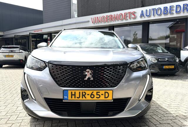 Peugeot 2008 Benzine 130 Pk * Hele Complete * * Trekhaak * Navigatie * Vierseizoenenbanden * Achteruitrij Camera * 1/2 Lederen Interieur * Keyless Start Button * Climate & Cruise Control * Vingerhoets; Vierde Generatie Eersteklas Service. Al meer dan 100 jaar een begrip in de Brabantse Kempen