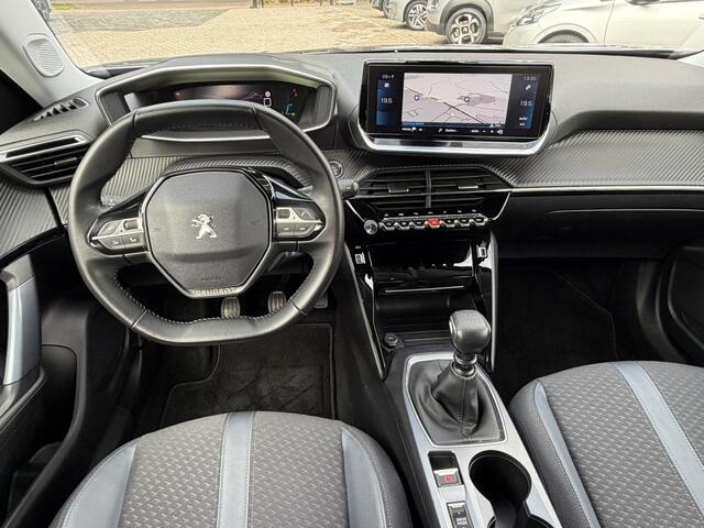 Peugeot 2008 Benzine 130 Pk * Hele Complete * * Trekhaak * Navigatie * Vierseizoenenbanden * Achteruitrij Camera * 1/2 Lederen Interieur * Keyless Start Button * Climate & Cruise Control * Vingerhoets; Vierde Generatie Eersteklas Service. Al meer dan 100 jaar een begrip in de Brabantse Kempen