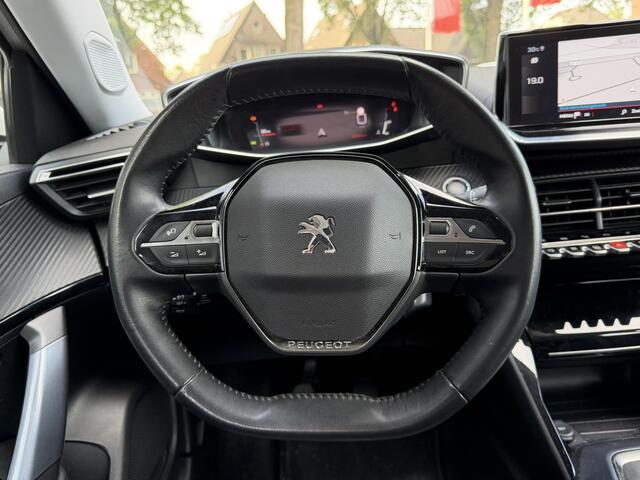 Peugeot 2008 1.2 Benzine 100 Pk. Allure * Navigatie * L.M. Velgen met Vierseizoenenbanden * Achteruitrij Camera * Vingerhoets; Vierde Generatie Eersteklas Service. Al meer dan 100 jaar een begrip in de Brabantse Kempen
