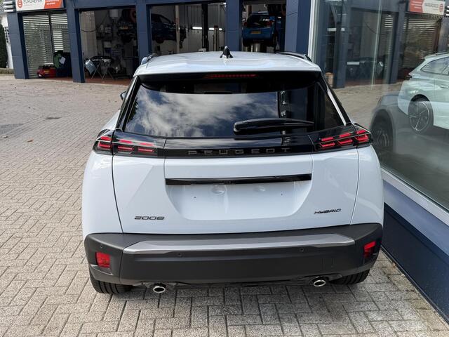 Peugeot 2008 1.2 Hybrid 145 PK Allure | NETTO DEAL | Automaat Hybride | BOUWJAAR 6-2026 DEMO MET €10.000 VOORDEEL | 360 Graden Camera | Dode Hoek Detectie | Parkeersensoren V+A | Hoge Zitpositie | Climate Control | Stoelverwarming | Navigatie via Telefoon | Dakrails | Cruise Control | Apple Carplay & Android Auto draadloos | LED Verlichting | 17" Lichtmetalen Velgen |