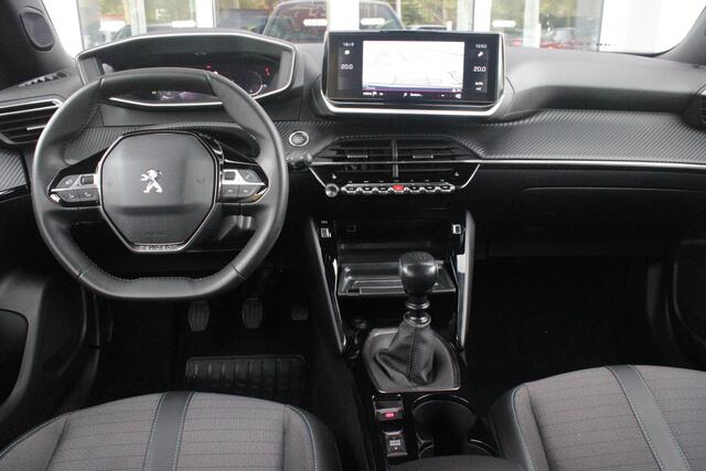 Peugeot 2008 1.2 100PK ALLURE PACK | AFNEEMBARE TREKHAAK | NAVIGATIE | STOEL VERWARMING | ALL SEASON BANDEN | DAB+ RADIO | APPLE CARPLAY/ANDROID AUTO | CLIMATE CONTROL | ADAPTIVE CRUISE CONTROL | GRIPP CONTROL | ACHTERUITRIJ CAMERA | KEYLESS ENTRY/START | LED KOPLAMPEN | LICHTMETALEN VELGEN 17" |