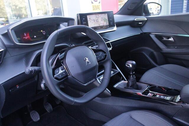 Peugeot 2008 1.2 130PK ALLURE PACK | TREKHAAK AFNEEMBAAR | NAVIGATIE 10" TOUCHSCREEN | APPLE CARPLAY/ANDROID AUTO | ACHTERUITRIJ CAMERA | 3-D INSTRUMENTENPANEEL | CLIMATE CONTROL | CRUISE CONTROL | KEYLESS ENTRY / START | 17" LICHTMETALEN VELGEN |