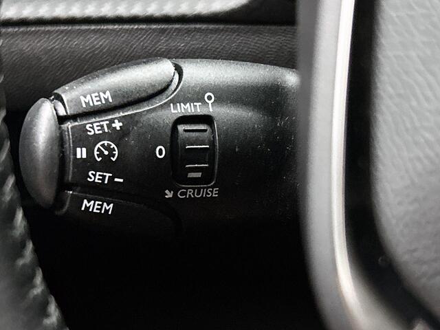 Peugeot 2008 1.2 PureTech Allure | Navigatie | Camera | Lichtmetalen velgen | Climate control