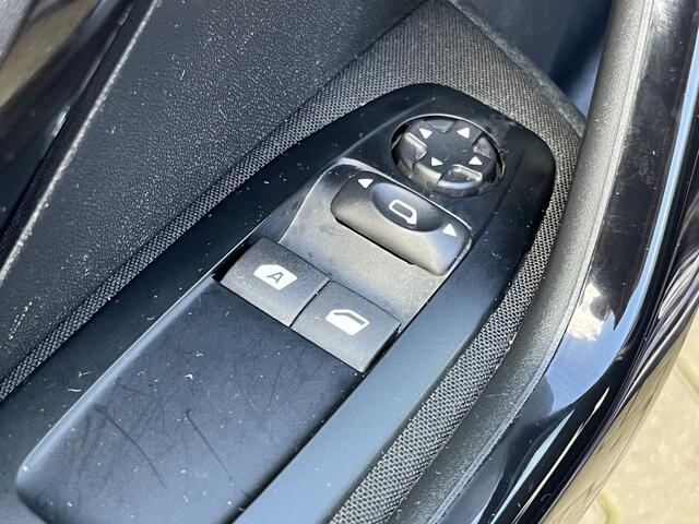 Peugeot 208 1.2 PureTech Blue Lease Executive Airco, App-Connect & Cruise Control