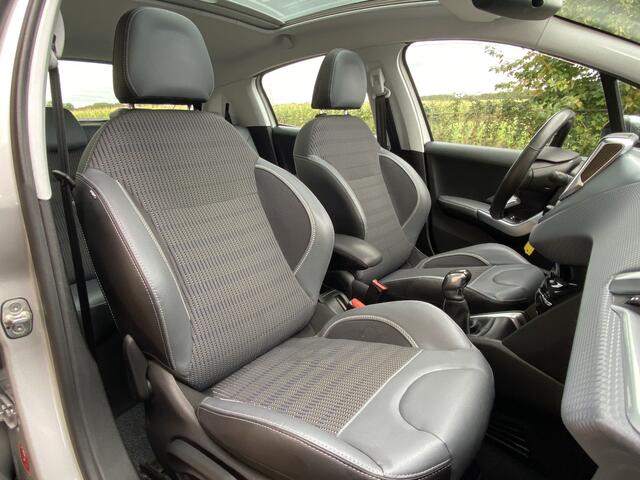 Peugeot 208 1.2 PureTech Allure 5 Deurs [ panoramadak,leer,fm navi,lmv,ecc,cruise ]